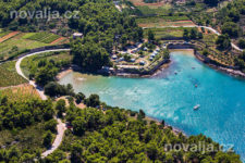 Jelsa - pláže Malo a Velo Grebišće s písečným dnem, ostrov Hvar, Chorvatsko