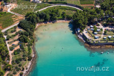 Jelsa - písečná pláž Velo Grebišće, ostrov Hvar, Chorvatsko