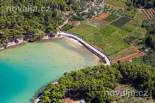 Jelsa - písečná pláž Mina, ostrov Hvar, Chorvatsko