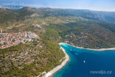 Oblázková pláž Pokonji Dol, město Hvar