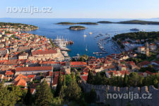 Pohled na město Hvar od pevnosti Španjol